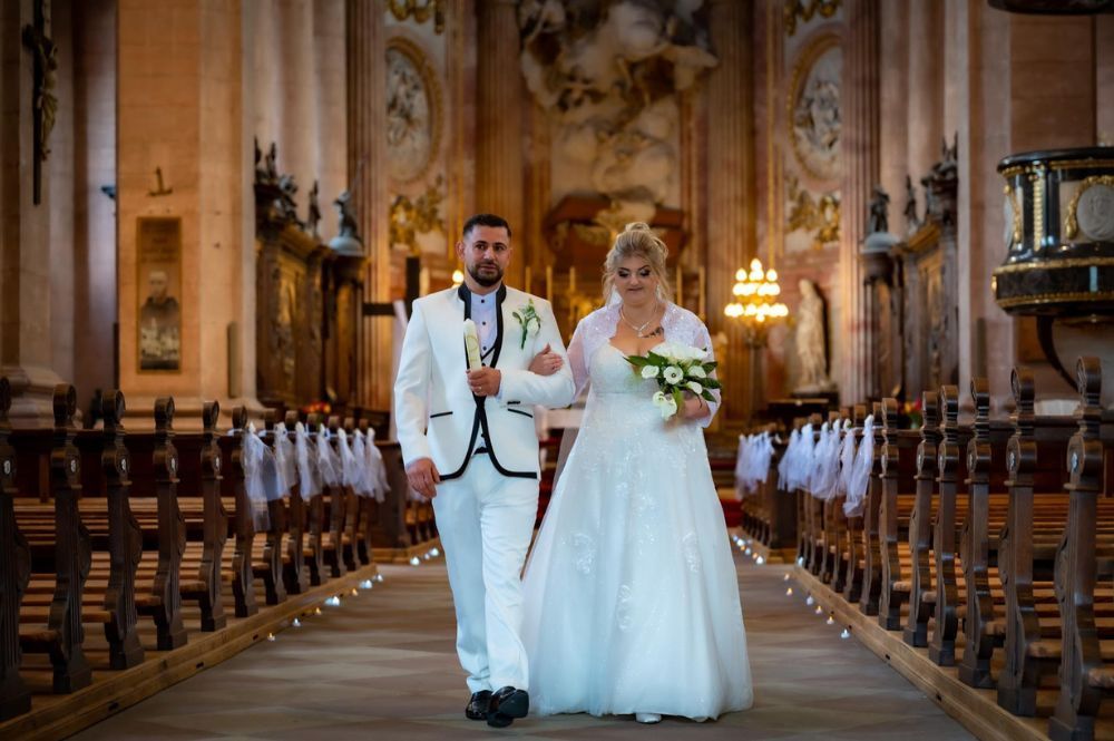 Photo de couple dans l'église