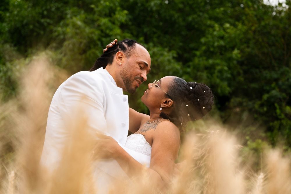 Photo de couple dans les champs