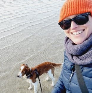 Portrait am Strand mit Hund