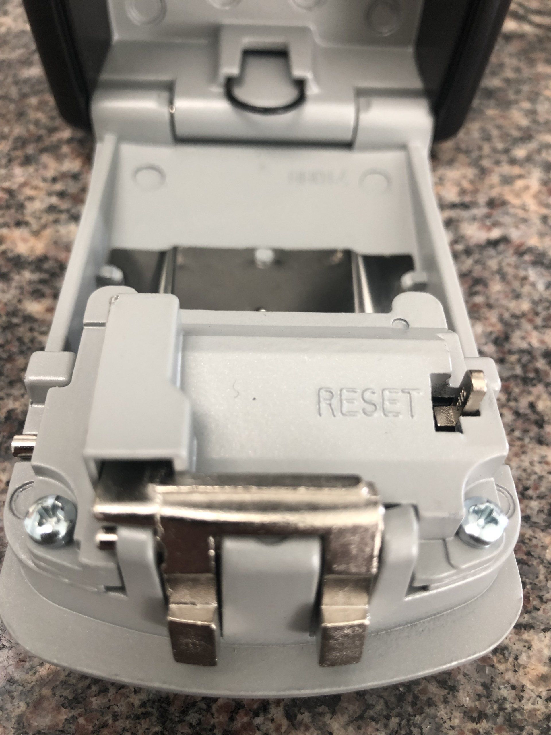 1. Stellen sie einen falschen Code am Schlüsselsafe ein. Ziehen Sie links den schwarzen Türöffner nach unten. Sie werden bemerken, das er sich kaum nach unten schieben lässt. Das ist immer so wenn der falsche Code eingestellt ist. 2. Stellen sie nun den richtigen Schlüsselsafe Code ein mit dem sich der Schlüsselsafe hat öffnen lassen. Ziehen Sie links den schwarzen Türöffner nach unten. Lässt er sich nach unten ziehen? Lässt er sich weiter nach unten ziehen, wie vorher beim falschen Code ? Wenn ja dann haben Sie den richtigen Code eingestellt.