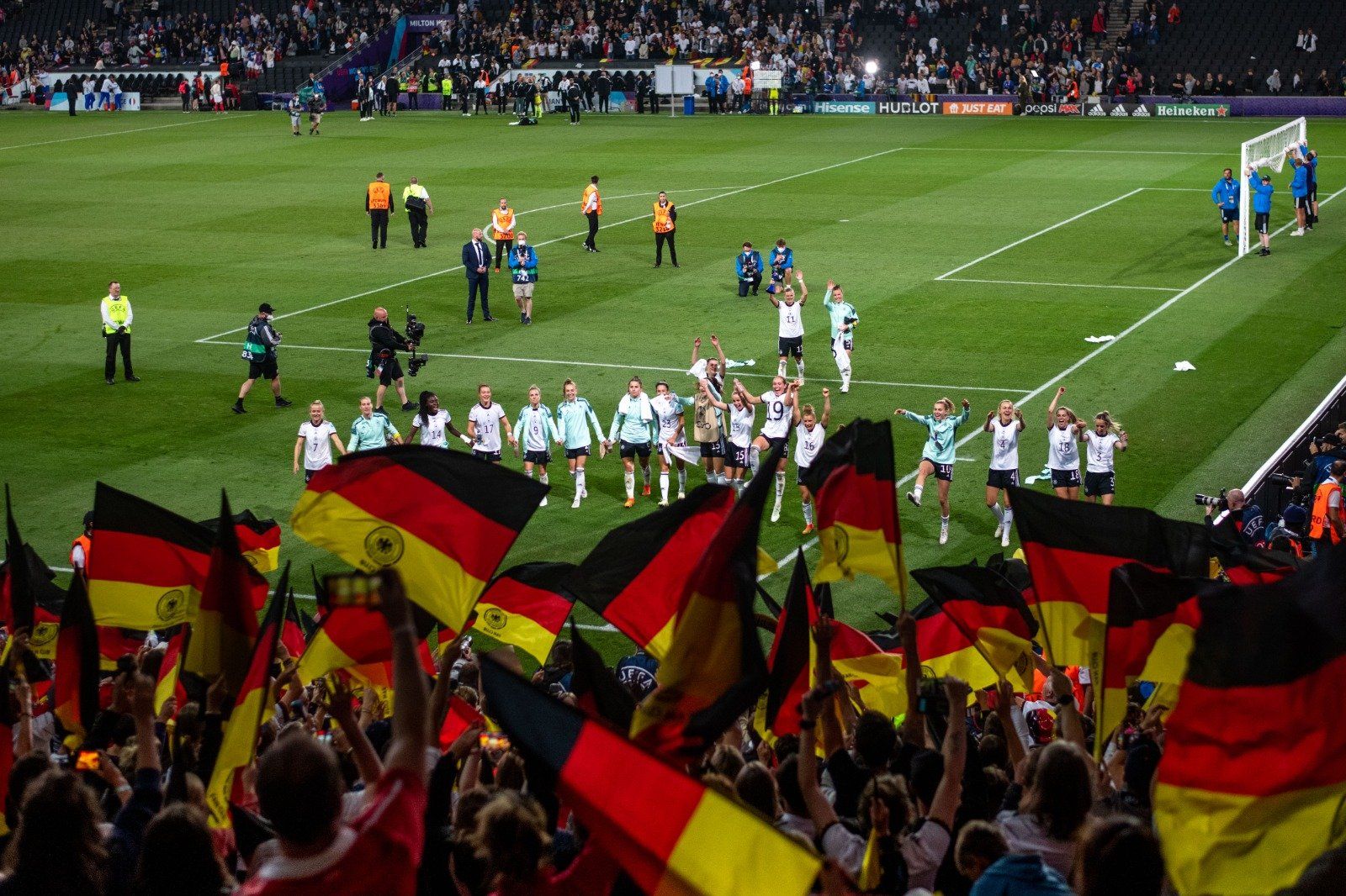 Die deutsche Mannschaft feiert mit ihren Fans.