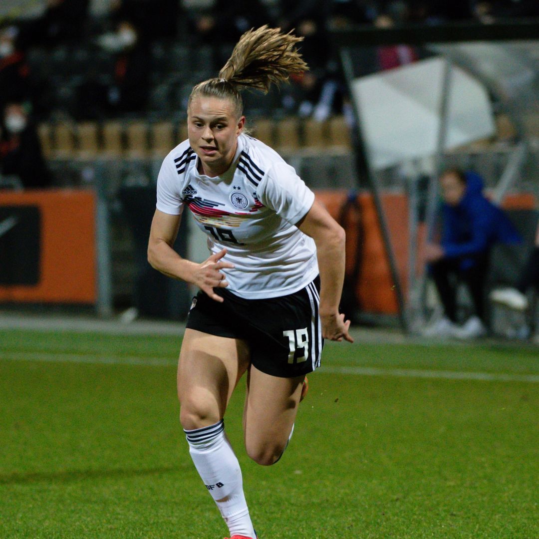 Deutschlands Klara Bühl während eines Qualifikationsspiels.