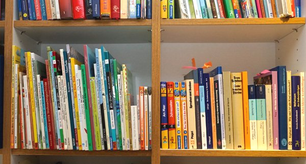 Bücherregal in der Privatpraxis