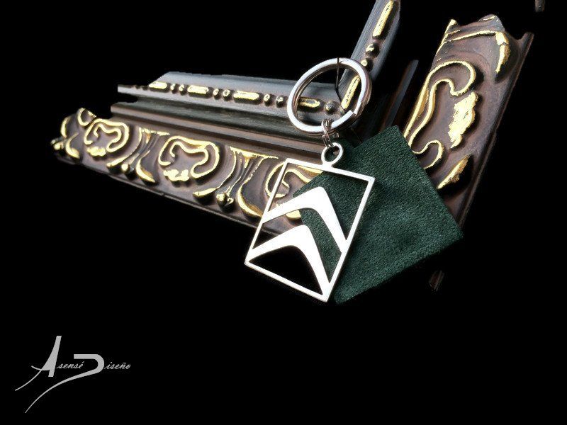 Llaveros de diseño en plata 925 y cuero natural.