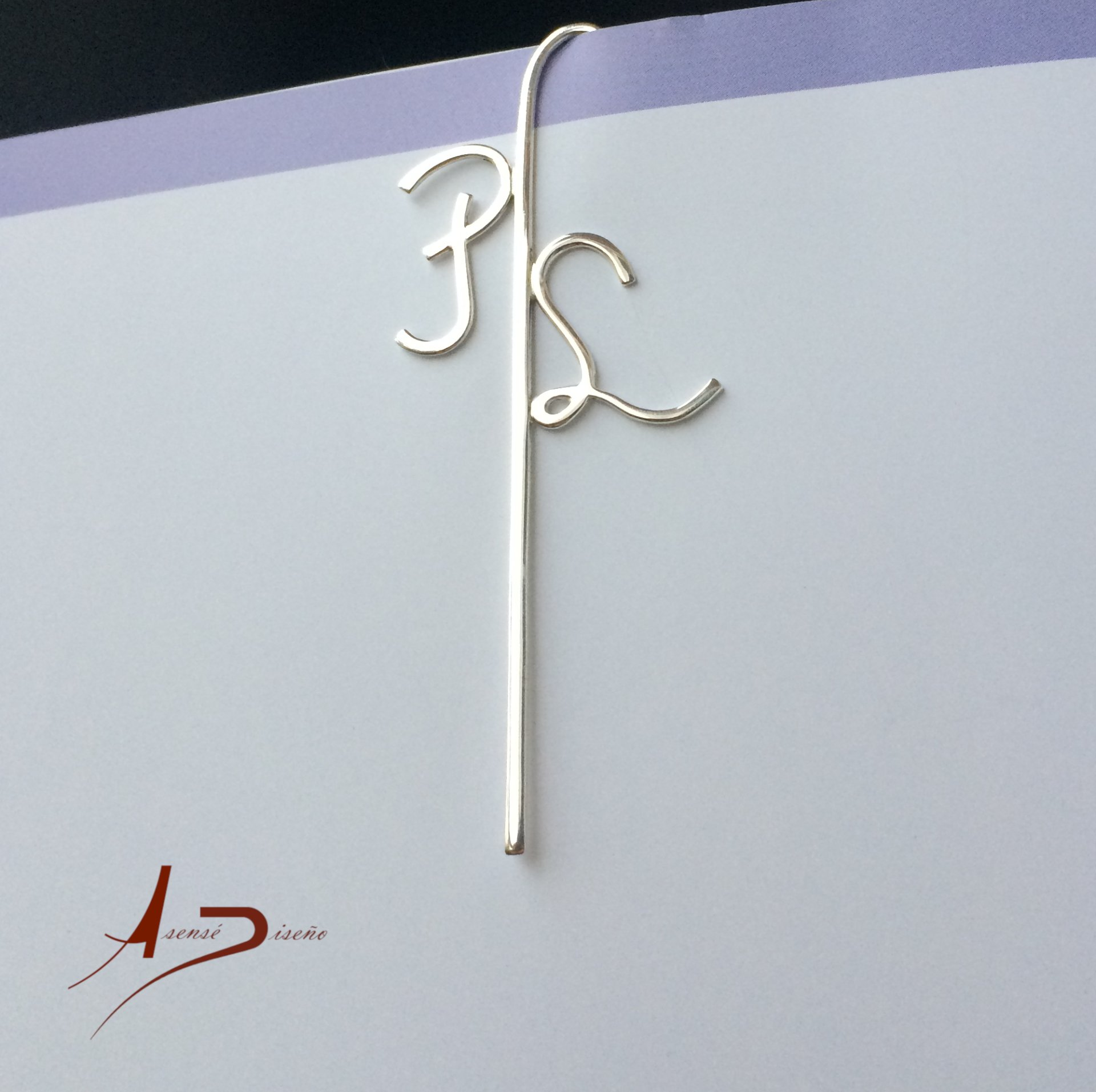 Marcapáginas de diseño en plata 925 y gemas.