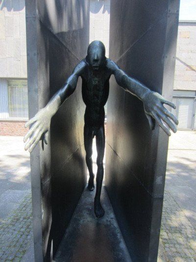 Foto: Stadtmuseum, Skulptur von Waldemar Otto, Mann aus der Enge heraustretend, Bronze, 1980
