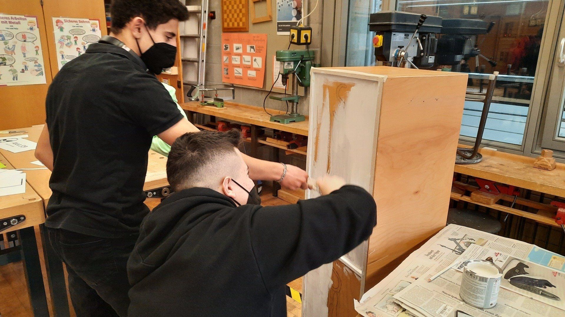 Wir streichen den Schrank