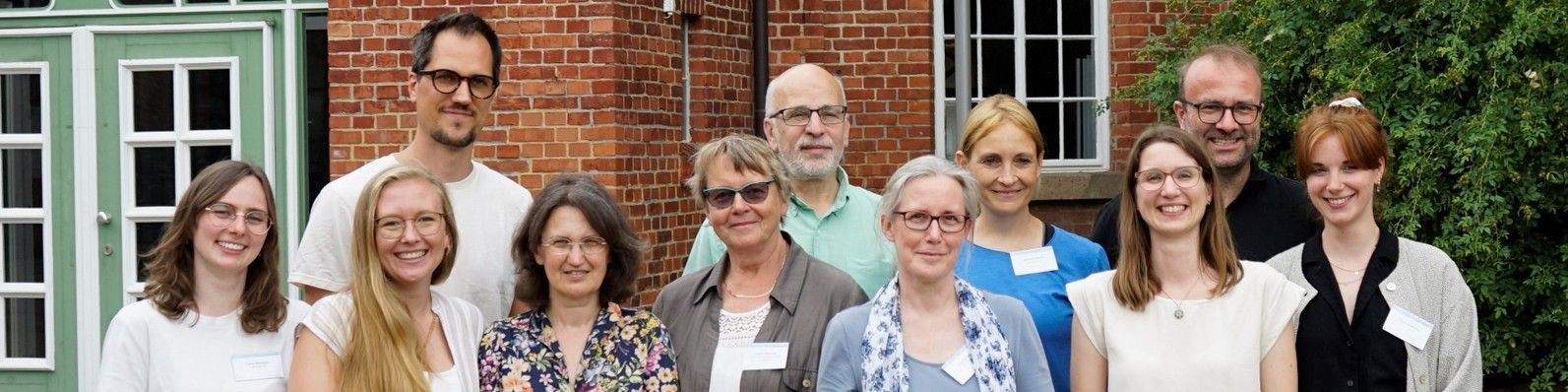 Das Foto zeigt Vorstand, Geschäftsführung und Mitarbeiterinnen der DG HochN.
