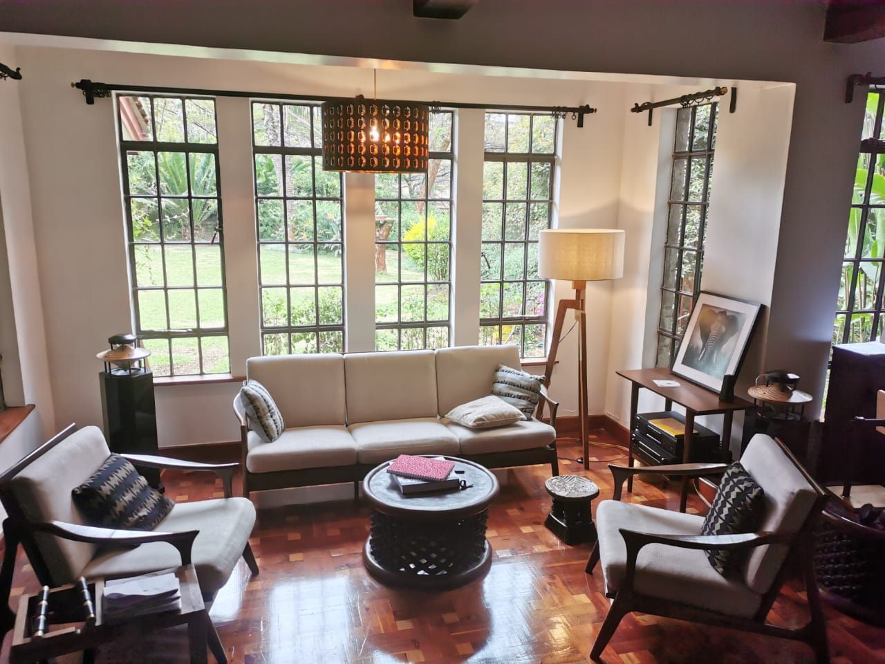 Musikzimmer in Nairobi mit Hifi Lautsprecherboxen: Duevel Venus