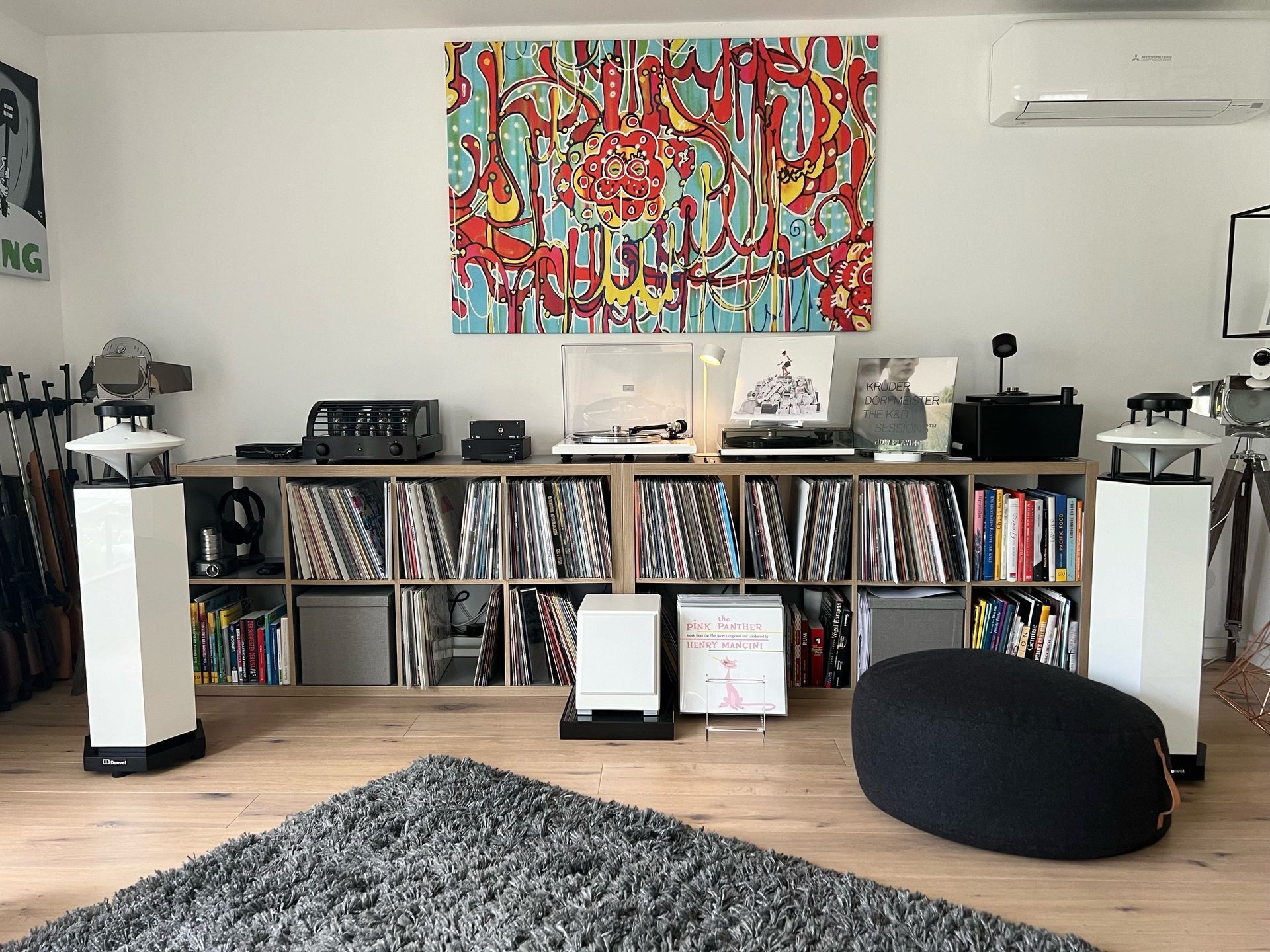 Hifi Raum mit Rundstrahlerboxen: Duevel Venus