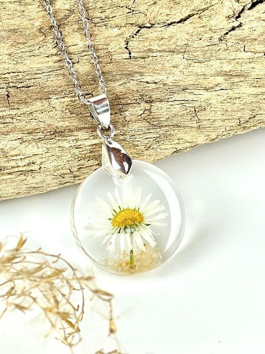 Kette mit rundem Anhänger aus Epoxidharz mit Gänseblümchen und Sand rund