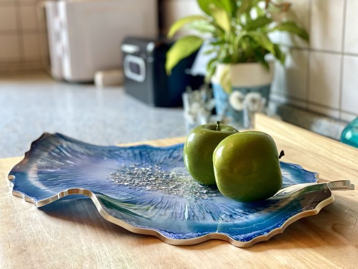 Obstschale Dekoschale Dekotablett aus Epoxidharz in blau weiß und silber