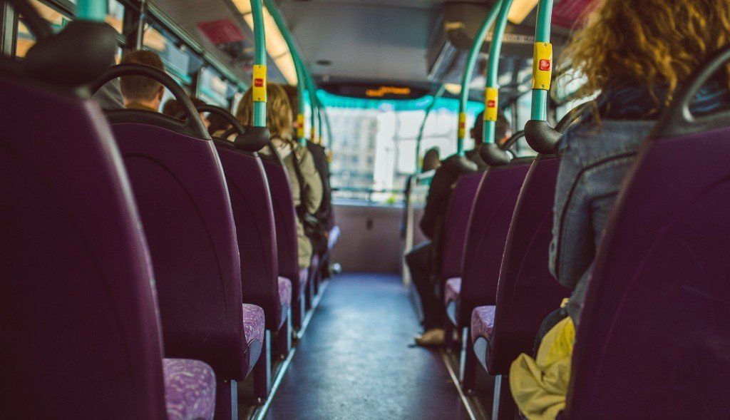 Bus Innenraum mit sitzenden Personen