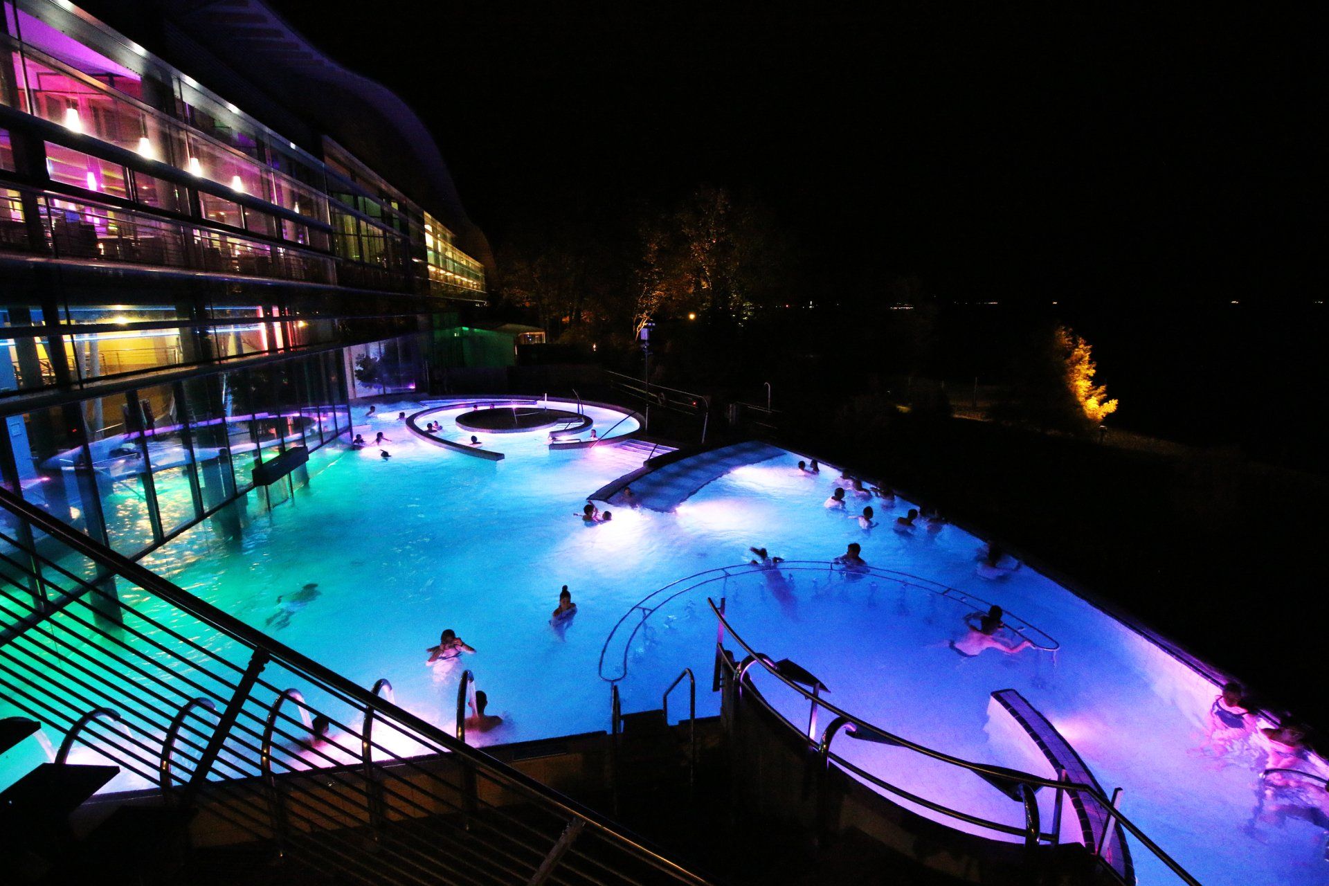 Therme Überlingen Außenbecken bei Nacht