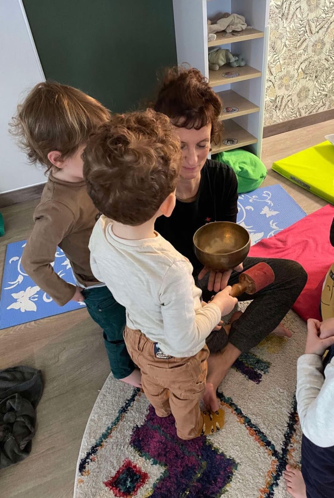 Éveil au yoga avec Alice Barba à L’Enfantine Montagnat : équilibre, respiration et sérénité pour les tout-petits.