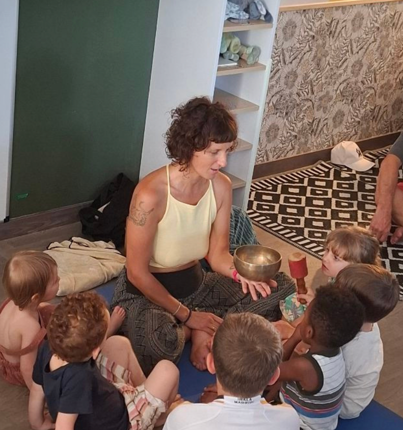 Atelier yoga avec Alice Barba à L’Enfantine Montagnat : détente, concentration et bien-être des enfants