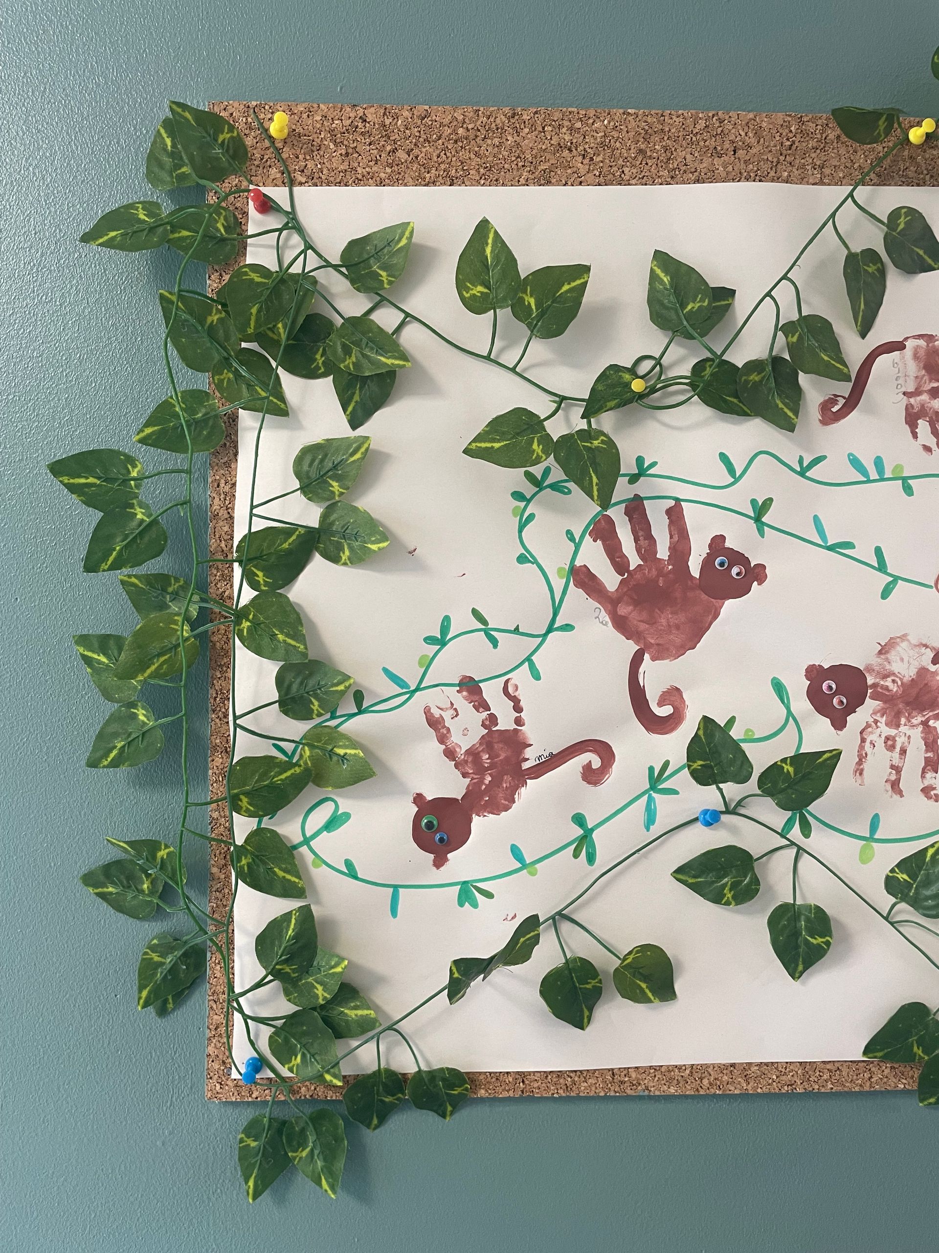 Micro-crèche L’Enfantine – Journée Hawaï avec musique et danse pour les enfants à Polliat et Montagnat.