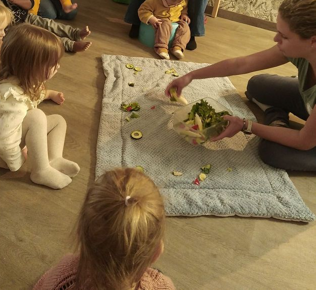 Médiation animale à L’Enfantine Montagnat et Polliat avec Un Poil d’Évasion : éveil sensoriel et bien-être des enfants.