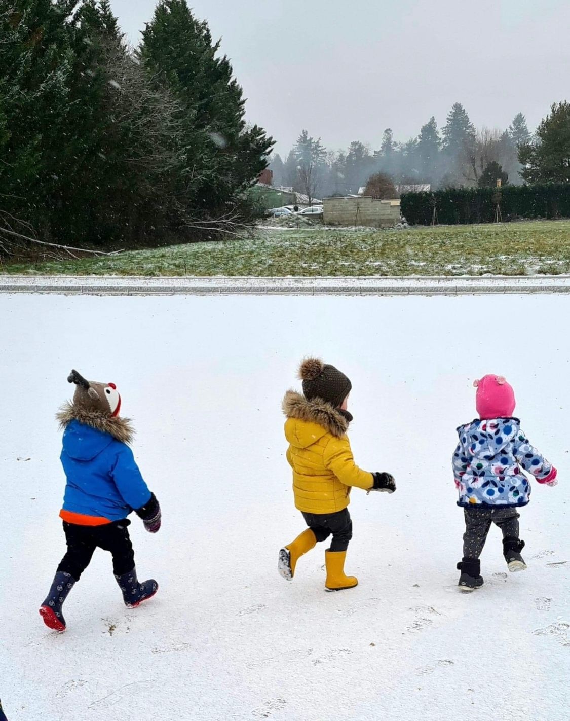 Micro-crèche L’Enfantine – Enfant découvrant la neige et s’amusant en extérieur à Polliat et Montagnat.
