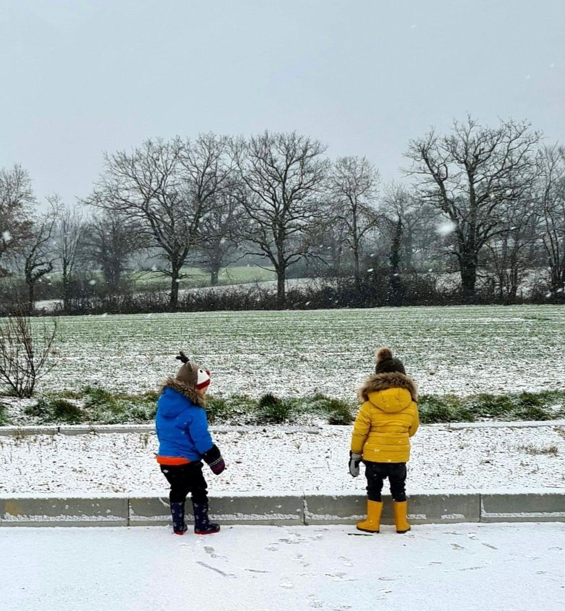 Micro-crèche L’Enfantine – Enfants profitant de l’hiver et de la neige à Polliat et Montagnat.