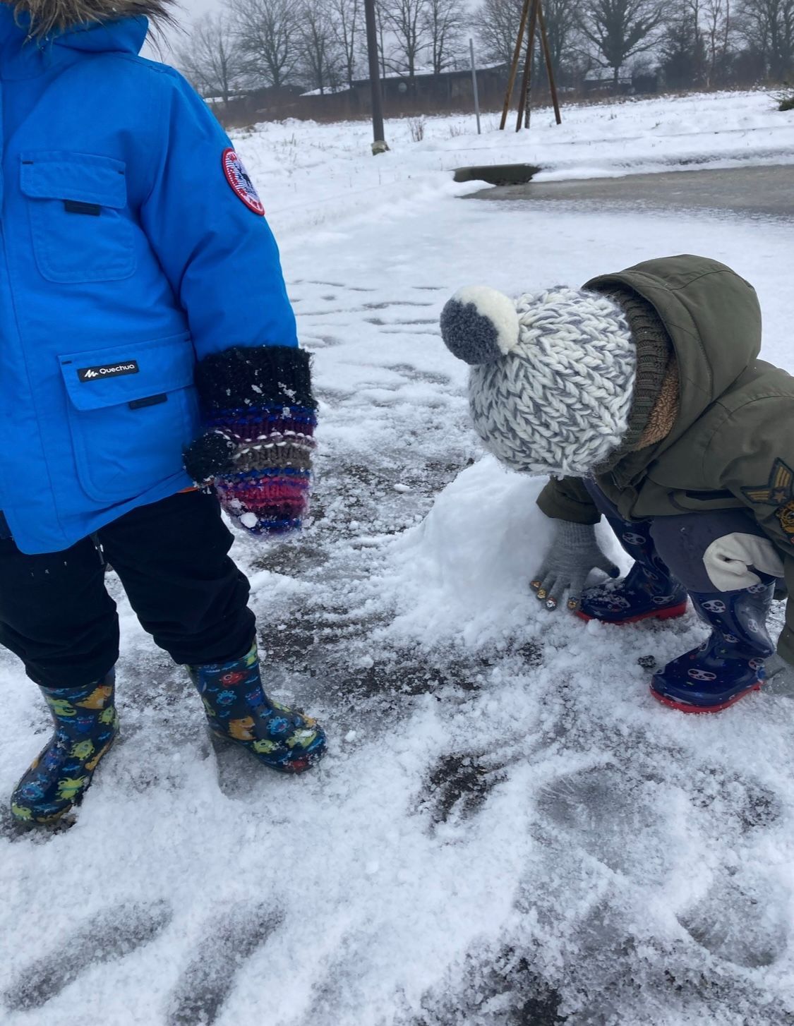 Micro-crèche L’Enfantine – Jeux dans la neige pour enfants de la micro-crèche à Polliat et Montagnat.
