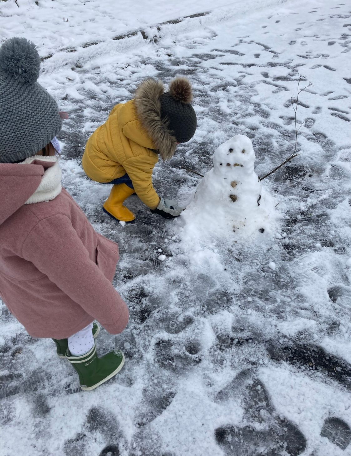 Micro-crèche L’Enfantine – Moment joyeux des enfants dans la neige à Polliat et Montagnat.