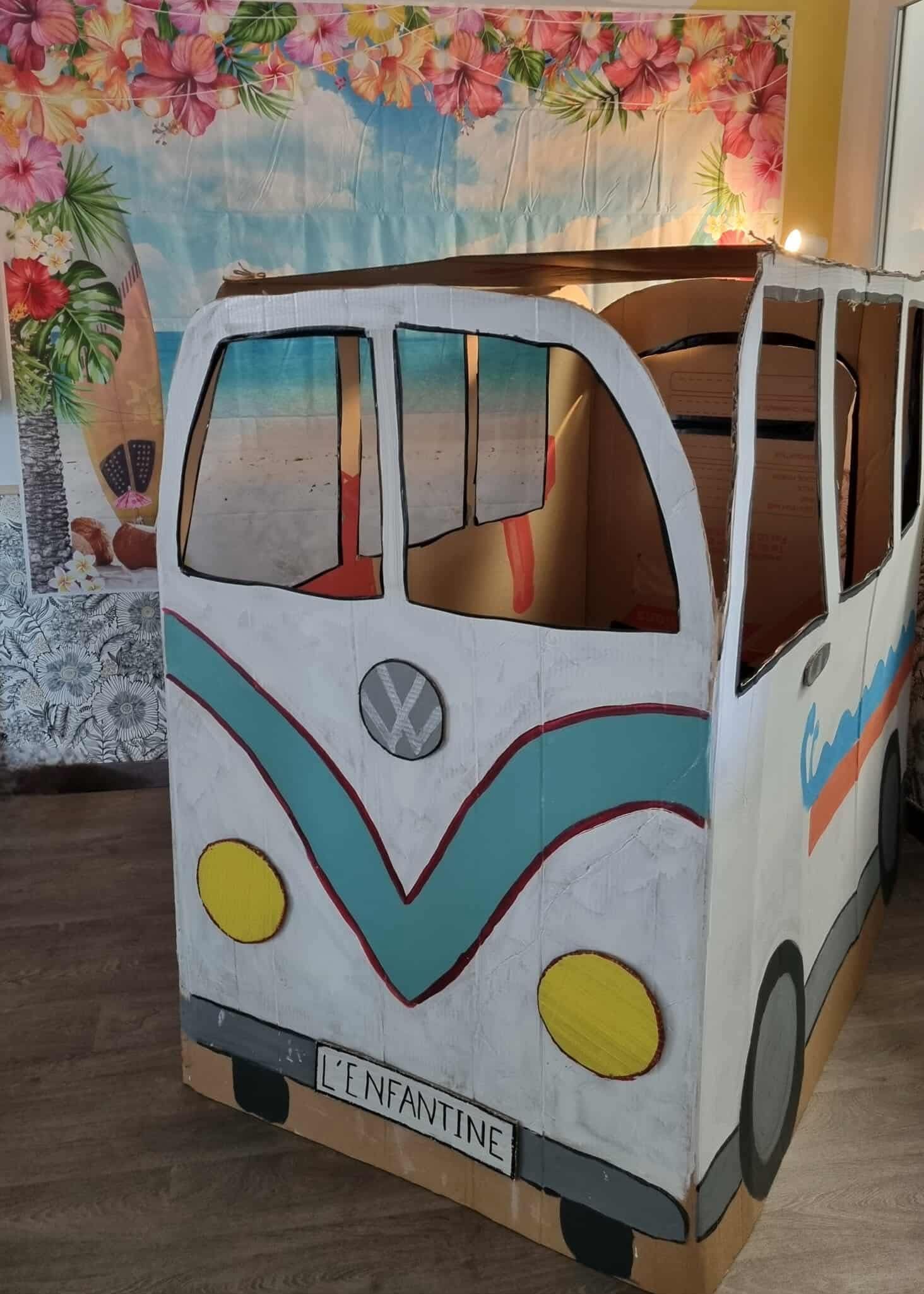 Micro-crèche L’Enfantine – Création originale de l’équipe pour la fête de fin d’année Hawaï à Polliat et Montagnat.