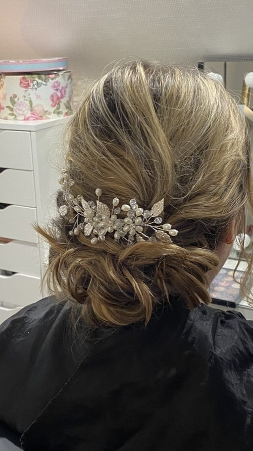 Hochsteckfrisur mit Haarschmuck.