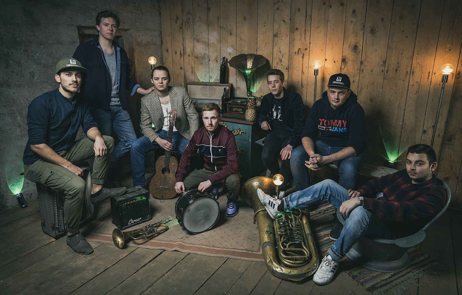 Gruppenfoto Luegstoa C Gruppenfoto Luegstoa C mit Instrumenten in einer Stube