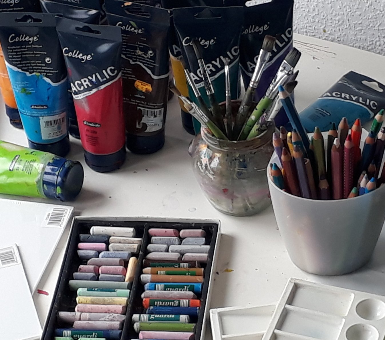 Kunsttherapie Kunsttherapie -Farben - Pinsel - Stifte