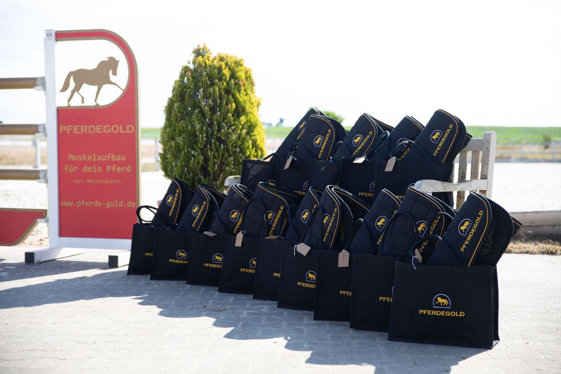 Bild von Werbegeschenken von der Marke Pferdegold. Goodie Bags für Veranstaltung mit Logo-Stickerei.