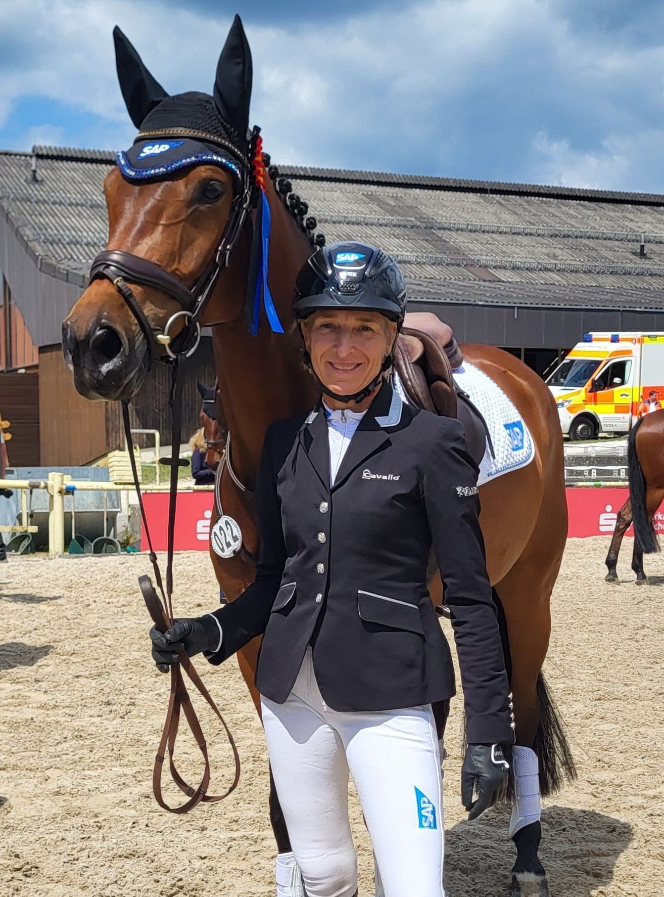 Inkgrid Klimke mit besticktem Sponsoren-Turnieroutfit