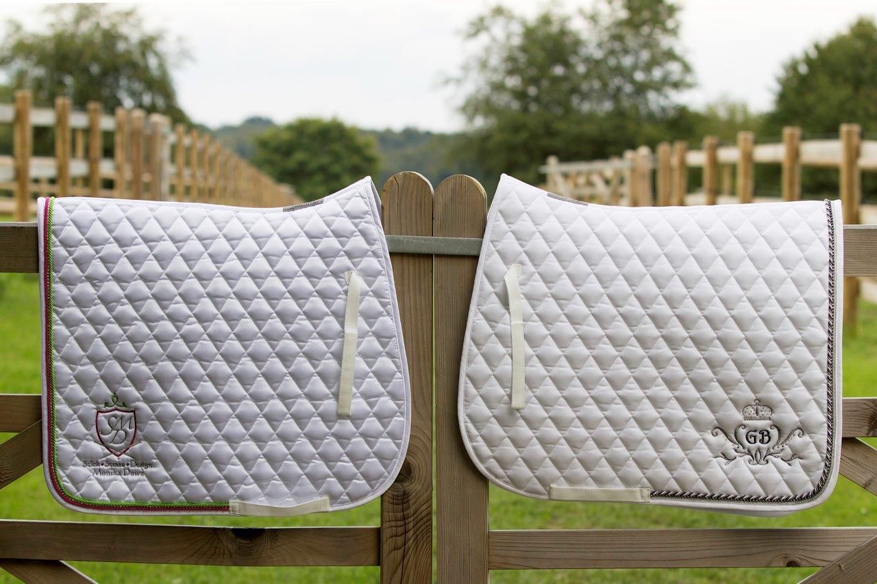 Schabracken für Ingrid Klimke bestickt mit Ornament in Glitzer und Swarowskisteinen