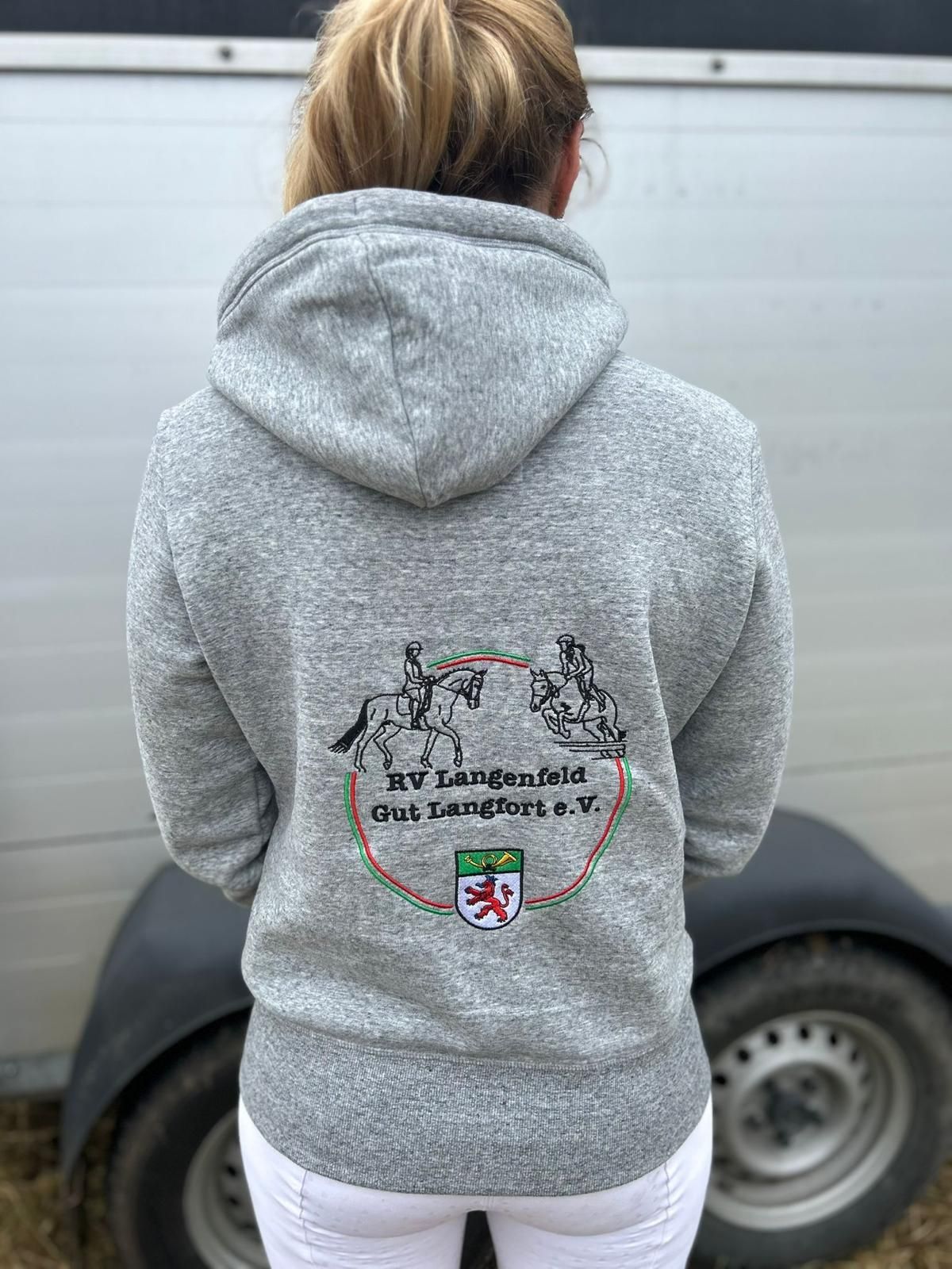 gesticktes Logo auf Sweatshirtjacke Reitverein Gut Langfort e.V.