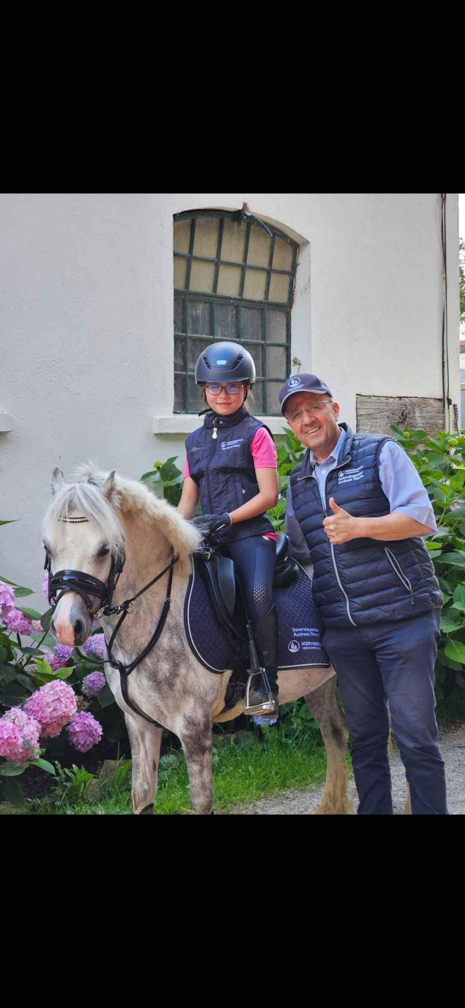 Andreas Sturm mit bestickten Sponsoren Jacken