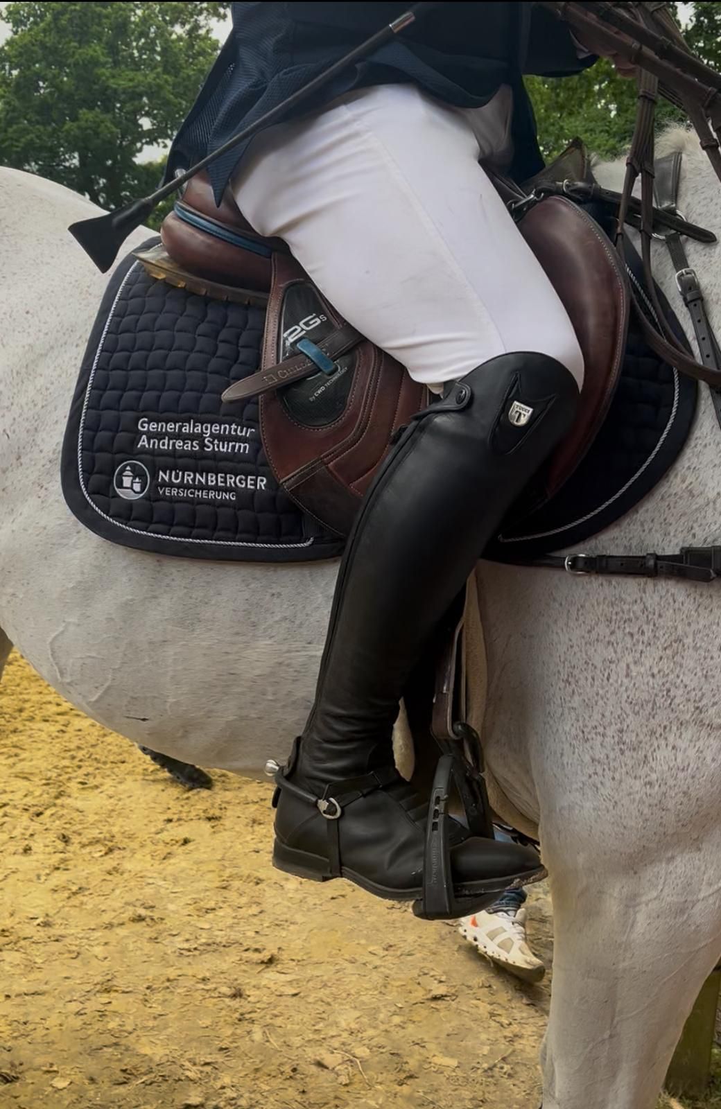 bestickte Schabracke Nürnberger General Agentur Andreas Sturm für Reiter Thorsten Schiltz