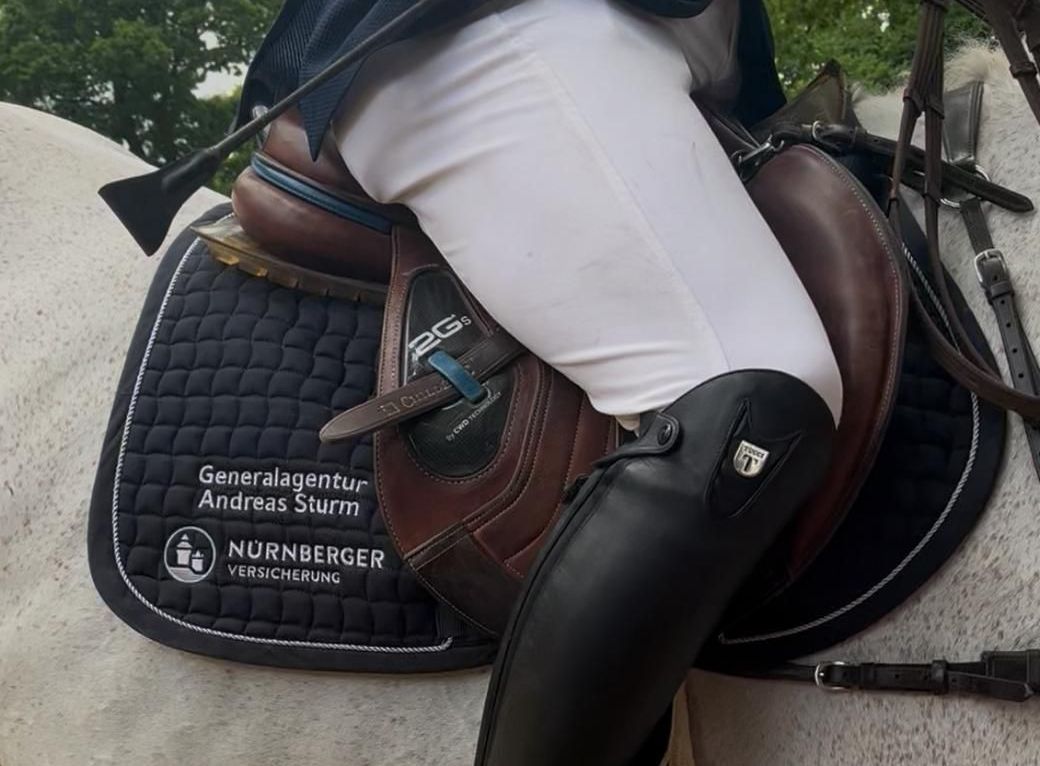 blaue Pferde Schabracke mit bestickten Firmenlogo von Nürnberger Versicherung Generalagentur Andreas Sturm