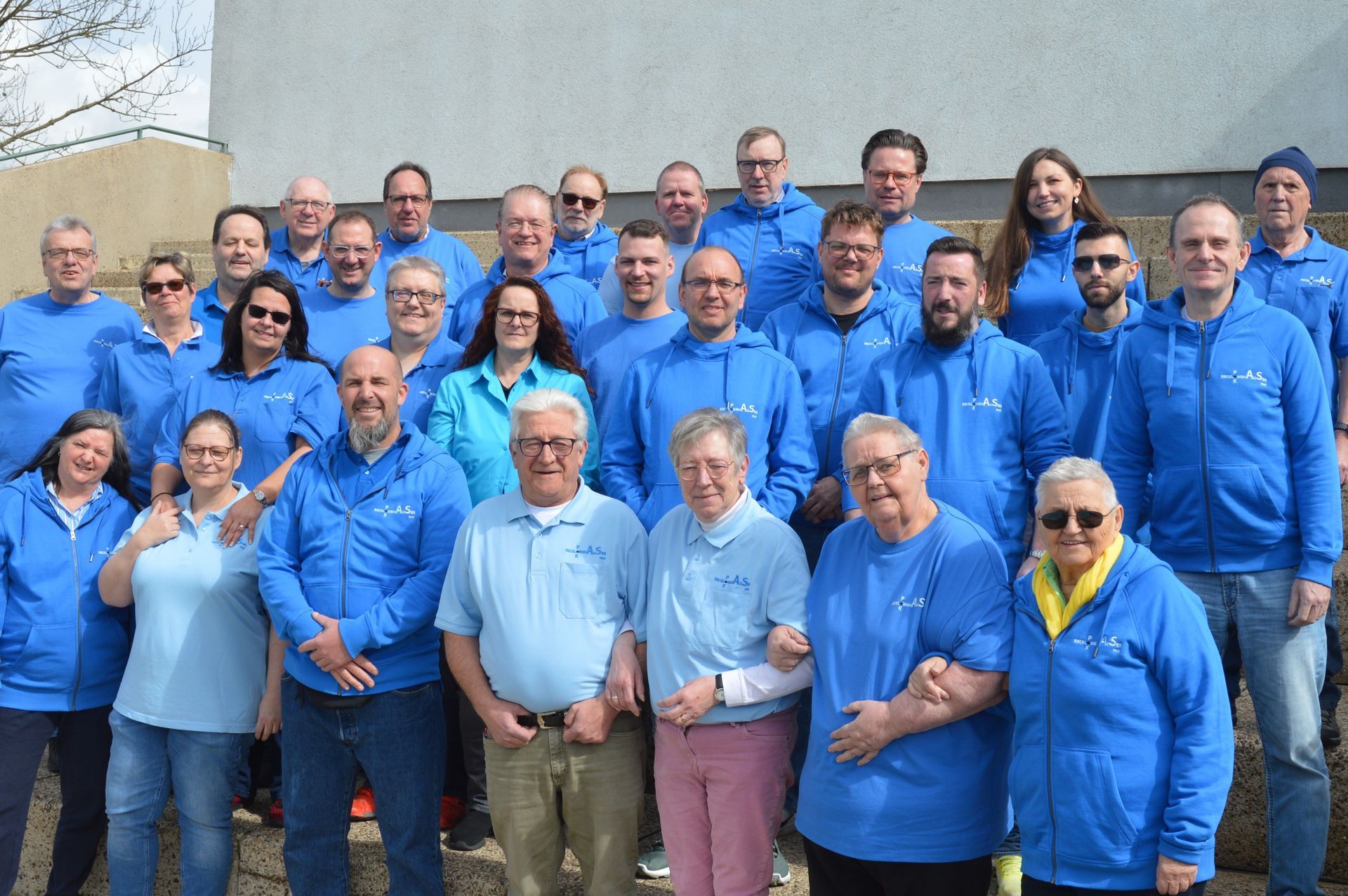 Teamausstattung für Verein: bestickte Shirt und Hoodies