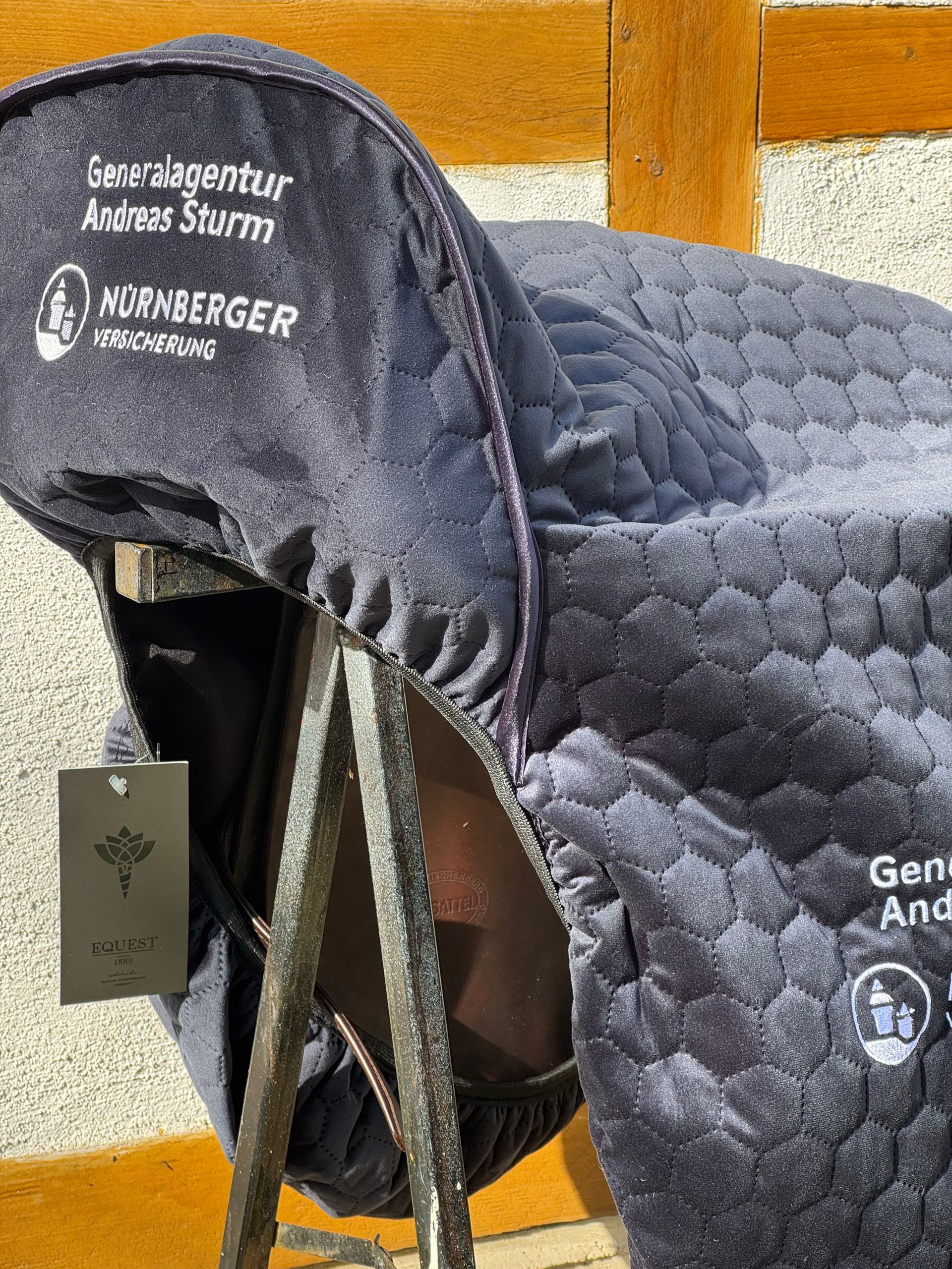 bestickter Sattelbezug mit Logo von Nürnberger Generalagentur Andreas Sturm
