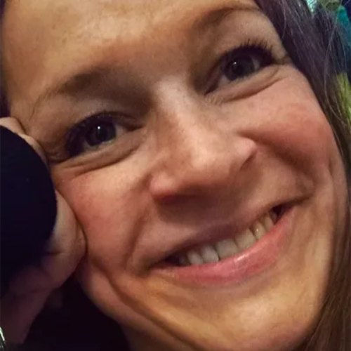 Sandra bietet im Tarisha Klangschalentherapie