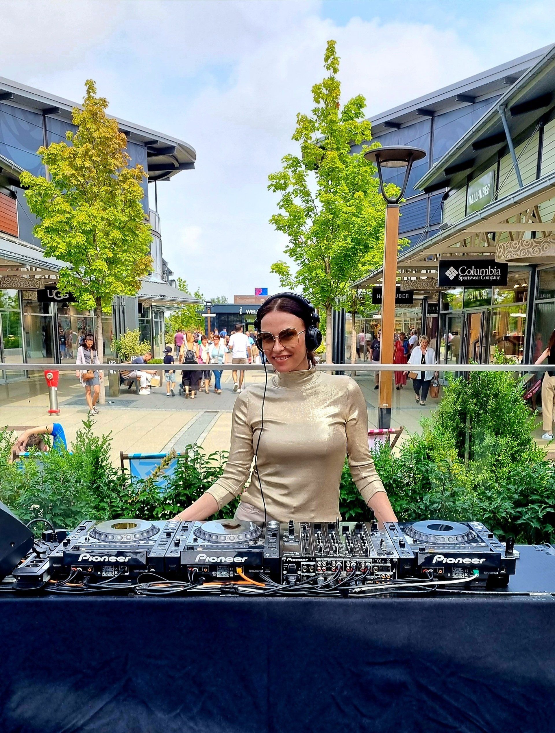 DJane Alegra Cole ist eine DJane mit Top Referenzen aus der Industriebranche, Autobmobilbranche, Modebranche, Pharmabranche, Wirtschaftsbranche und Automobilindustrie. DJane Alegra Cole hat Top Referenzen und legt auf Firmenveranstaltungen, Messen, Weihnachtsfeiern, Festivals, Fachmessen, Product Launch Events, Store Events, Markteinführungen, Hotel Events, Weihnachtsfeiern und Modemessen auf. Sie tritt mit vielen Künstlern und Musikern wie Saxophonisten und Violonisten auf. DJane Alegra Cole legte bereits in Deutschland, Österreich, der Schweiz, Spanien, Italien, den Niederlanden und in Belgien auf.