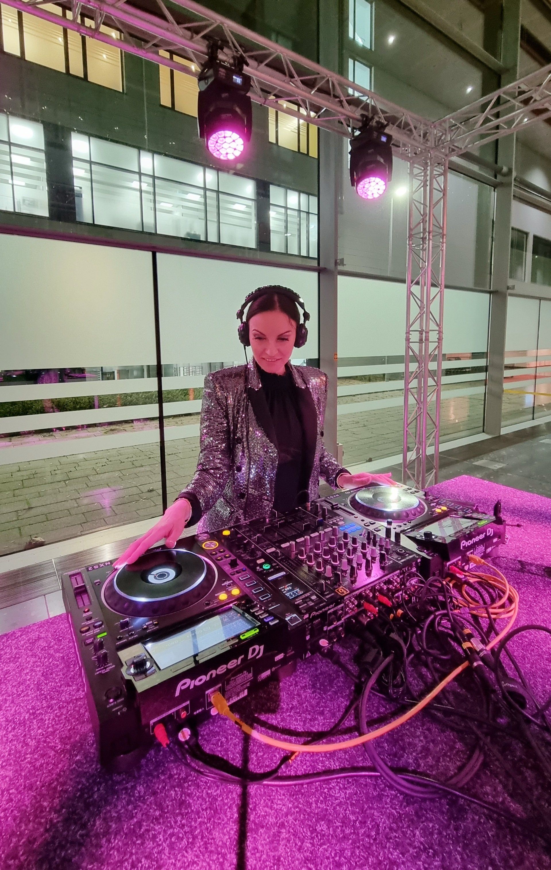 DJane Alegra Cole ist eine DJane mit Top Referenzen aus der Industriebranche, Autobmobilbranche, Modebranche, Pharmabranche, Wirtschaftsbranche und Automobilindustrie. DJane Alegra Cole hat Top Referenzen und legt auf Firmenveranstaltungen, Messen, Weihnachtsfeiern, Festivals, Fachmessen, Product Launch Events, Store Events, Markteinführungen, Hotel Events, Weihnachtsfeiern und Modemessen auf. Sie tritt mit vielen Künstlern und Musikern wie Saxophonisten und Violonisten auf. DJane Alegra Cole legte bereits in Deutschland, Österreich, der Schweiz, Spanien, Italien, den Niederlanden und in Belgien auf.