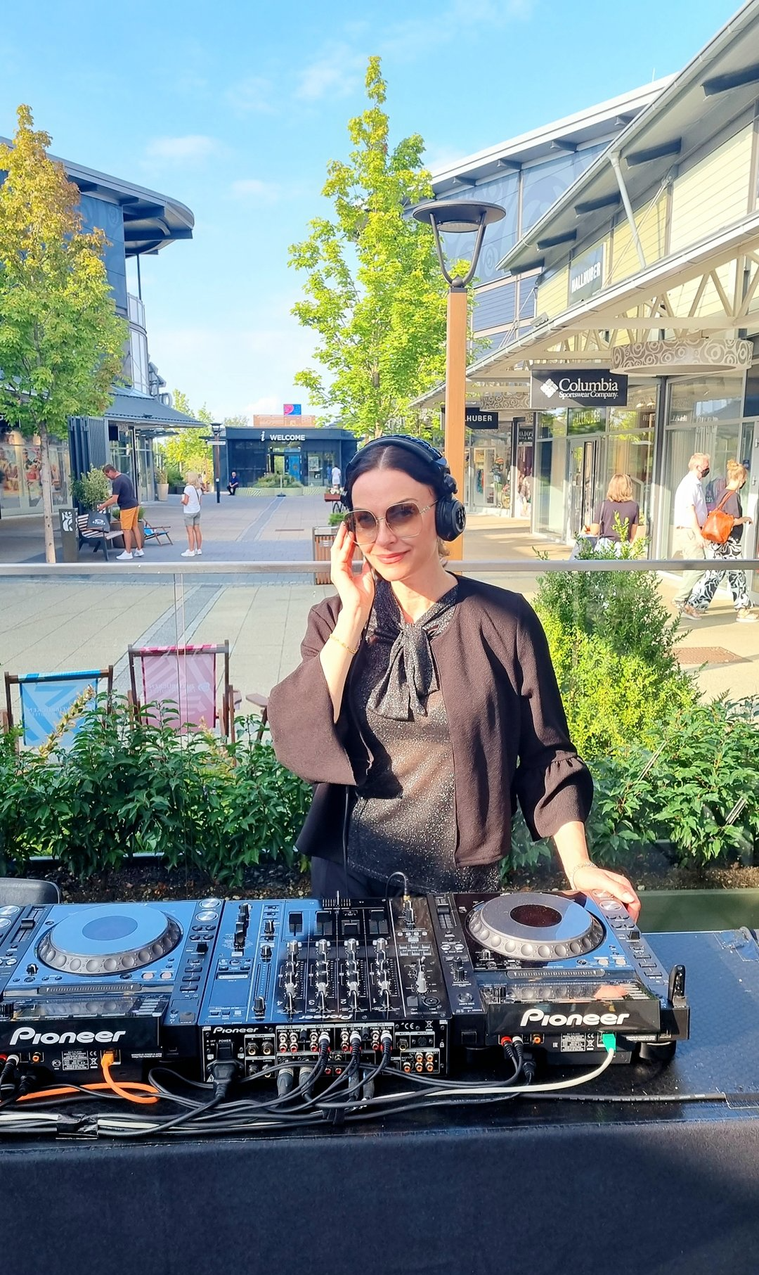 DJane Alegra Cole ist eine DJane mit Top Referenzen aus der Industriebranche, Autobmobilbranche, Modebranche, Pharmabranche, Wirtschaftsbranche und Automobilindustrie. DJane Alegra Cole hat Top Referenzen und legt auf Firmenveranstaltungen, Messen, Weihnachtsfeiern, Festivals, Fachmessen, Product Launch Events, Store Events, Markteinführungen, Hotel Events, Weihnachtsfeiern und Modemessen auf. Sie tritt mit vielen Künstlern und Musikern wie Saxophonisten und Violonisten auf. DJane Alegra Cole legte bereits in Deutschland, Österreich, der Schweiz, Spanien, Italien, den Niederlanden und in Belgien auf.