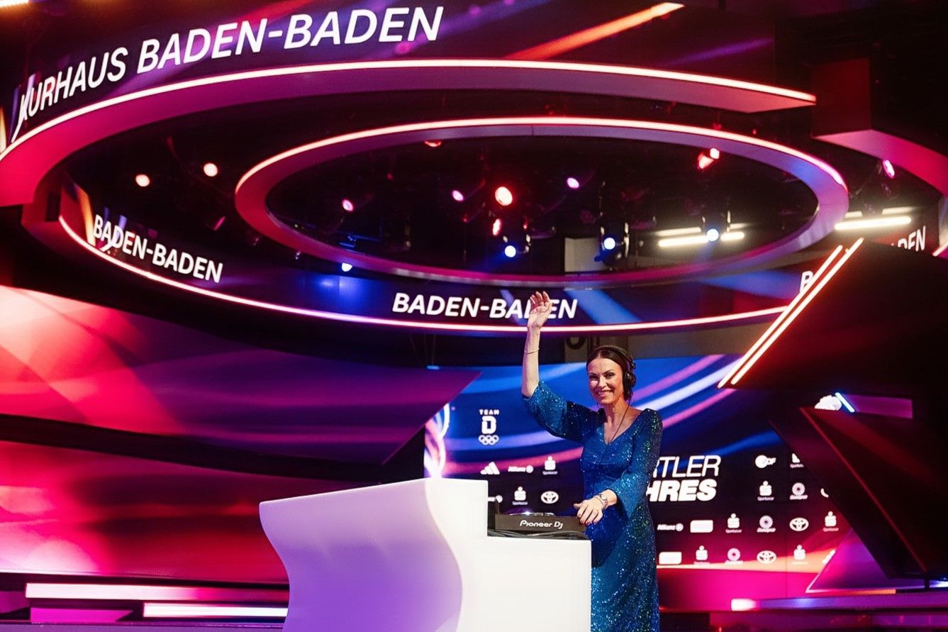 DJane Alegra Cole ist eine DJane mit Top Referenzen aus der Industriebranche, Autobmobilbranche, Modebranche, Pharmabranche, Wirtschaftsbranche und Automobilindustrie. DJane Alegra Cole hat Top Referenzen und legt auf Firmenveranstaltungen, Messen, Weihnachtsfeiern, Festivals, Fachmessen, Product Launch Events, Store Events, Markteinführungen, Hotel Events, Weihnachtsfeiern und Modemessen auf. Sie tritt mit vielen Künstlern und Musikern wie Saxophonisten und Violonisten auf. DJane Alegra Cole legte bereits in Deutschland, Frankfreich, Österreich, der Schweiz, Spanien, Italien, den Niederlanden und in Belgien auf.