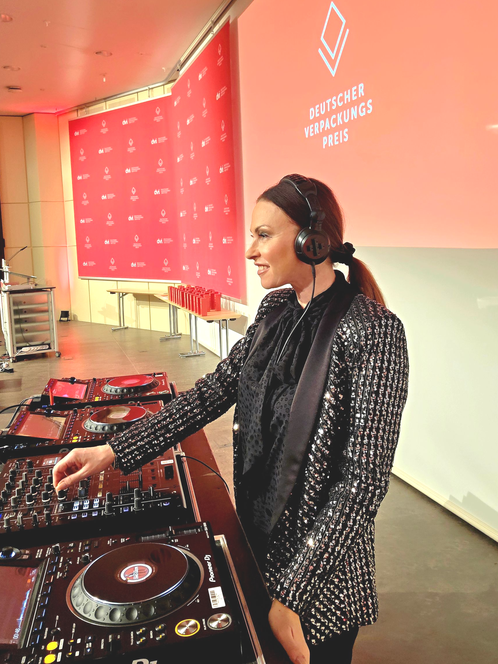 DJane Alegra Cole ist eine DJane mit Top Referenzen aus der Industriebranche, Autobmobilbranche, Modebranche, Pharmabranche, Wirtschaftsbranche und Automobilindustrie. DJane Alegra Cole hat Top Referenzen und legt auf Firmenveranstaltungen, Messen, Weihnachtsfeiern, Festivals, Fachmessen, Product Launch Events, Store Events, Markteinführungen, Hotel Events, Weihnachtsfeiern und Modemessen auf. Sie tritt mit vielen Künstlern und Musikern wie Saxophonisten und Violonisten auf. DJane Alegra Cole legte bereits in Deutschland, Österreich, der Schweiz, Spanien, Italien, den Niederlanden und in Belgien auf.