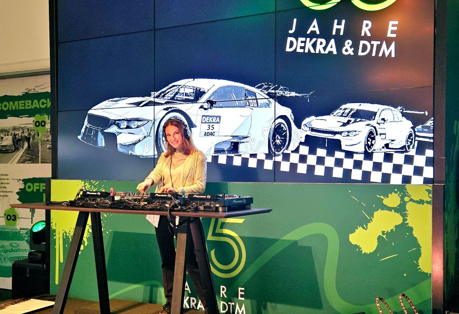 djane stuttgart automobilpräsentation . DJane Alegra Cole ist eine DJane mit Top Referenzen aus der Industriebranche, Autobmobilbranche, Modebranche, Pharmabranche, Wirtschaftsbranche und Automobilindustrie. DJane Alegra Cole hat Top Referenzen und legt auf Firmenveranstaltungen, Messen, Weihnachtsfeiern, Festivals, Fachmessen, Product Launch Events, Store Events, Markteinführungen, Hotel Events, Weihnachtsfeiern und Modemessen auf. Sie tritt mit vielen Künstlern und Musikern wie Saxophonisten und Violonisten auf. DJane Alegra Cole legte bereits in Deutschland, Österreich, der Schweiz, Spanien, Italien, den Niederlanden und in Belgien auf.