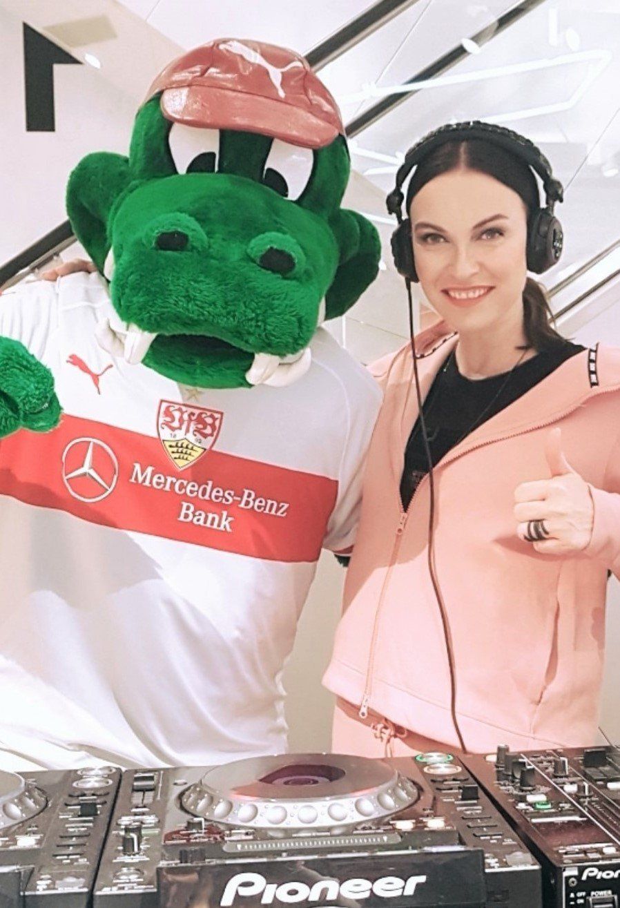DJane Alegra Cole ist eine DJane mit Top Referenzen aus der Industriebranche, Autobmobilbranche, Modebranche, Pharmabranche, Wirtschaftsbranche und Automobilindustrie. DJane Alegra Cole hat Top Referenzen und legt auf Firmenveranstaltungen, Messen, Weihnachtsfeiern, Festivals, Fachmessen, Product Launch Events, Store Events, Markteinführungen, Hotel Events, Weihnachtsfeiern und Modemessen auf. Sie tritt mit vielen Künstlern und Musikern wie Saxophonisten und Violonisten auf. DJane Alegra Cole legte bereits in Deutschland, Frankfreich, Österreich, der Schweiz, Spanien, Italien, den Niederlanden und in Belgien auf.