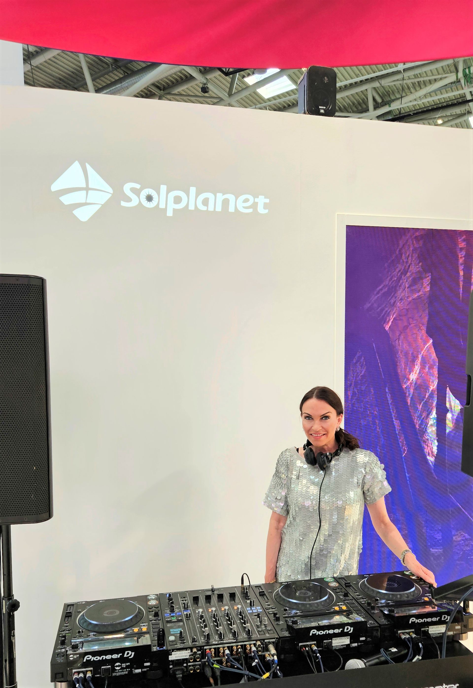 DJane Alegra Cole ist eine DJane mit Top Referenzen aus der Industriebranche, Autobmobilbranche, Modebranche, Pharmabranche, Wirtschaftsbranche und Automobilindustrie. DJane Alegra Cole hat Top Referenzen und legt auf Firmenveranstaltungen, Messen, Weihnachtsfeiern, Festivals, Fachmessen, Product Launch Events, Store Events, Markteinführungen, Hotel Events, Weihnachtsfeiern und Modemessen auf. Sie tritt mit vielen Künstlern und Musikern wie Saxophonisten und Violonisten auf. DJane Alegra Cole legte bereits in Deutschland, Österreich, der Schweiz, Spanien, Italien, den Niederlanden und in Belgien auf.