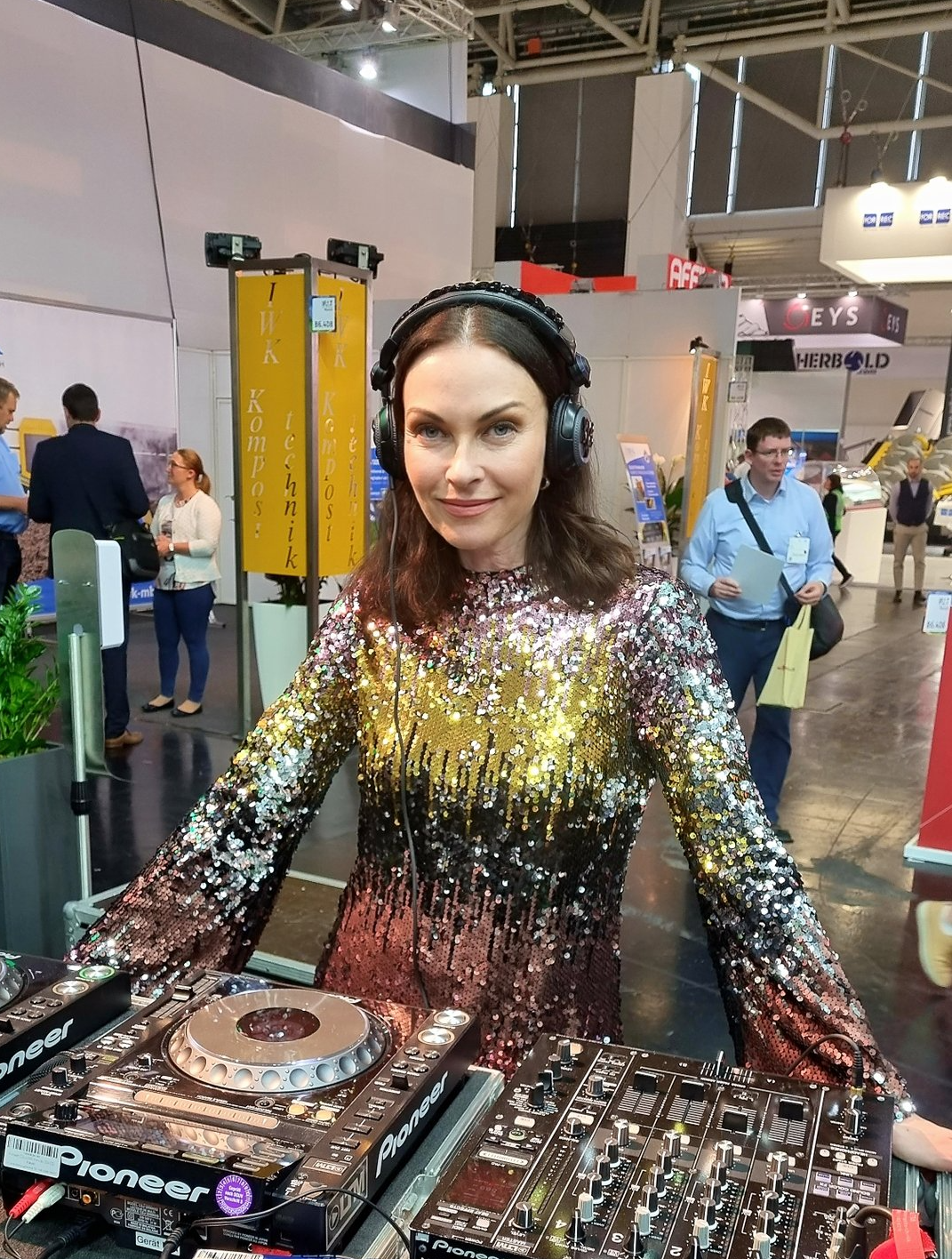 DJane Alegra Cole ist eine DJane mit Top Referenzen aus der Industriebranche, Autobmobilbranche, Modebranche, Pharmabranche, Wirtschaftsbranche und Automobilindustrie. DJane Alegra Cole hat Top Referenzen und legt auf Firmenveranstaltungen, Messen, Weihnachtsfeiern, Festivals, Fachmessen, Product Launch Events, Store Events, Markteinführungen, Hotel Events, Weihnachtsfeiern und Modemessen auf. Sie tritt mit vielen Künstlern und Musikern wie Saxophonisten und Violonisten auf. DJane Alegra Cole legte bereits in Deutschland, Österreich, der Schweiz, Spanien, Italien, den Niederlanden und in Belgien auf.