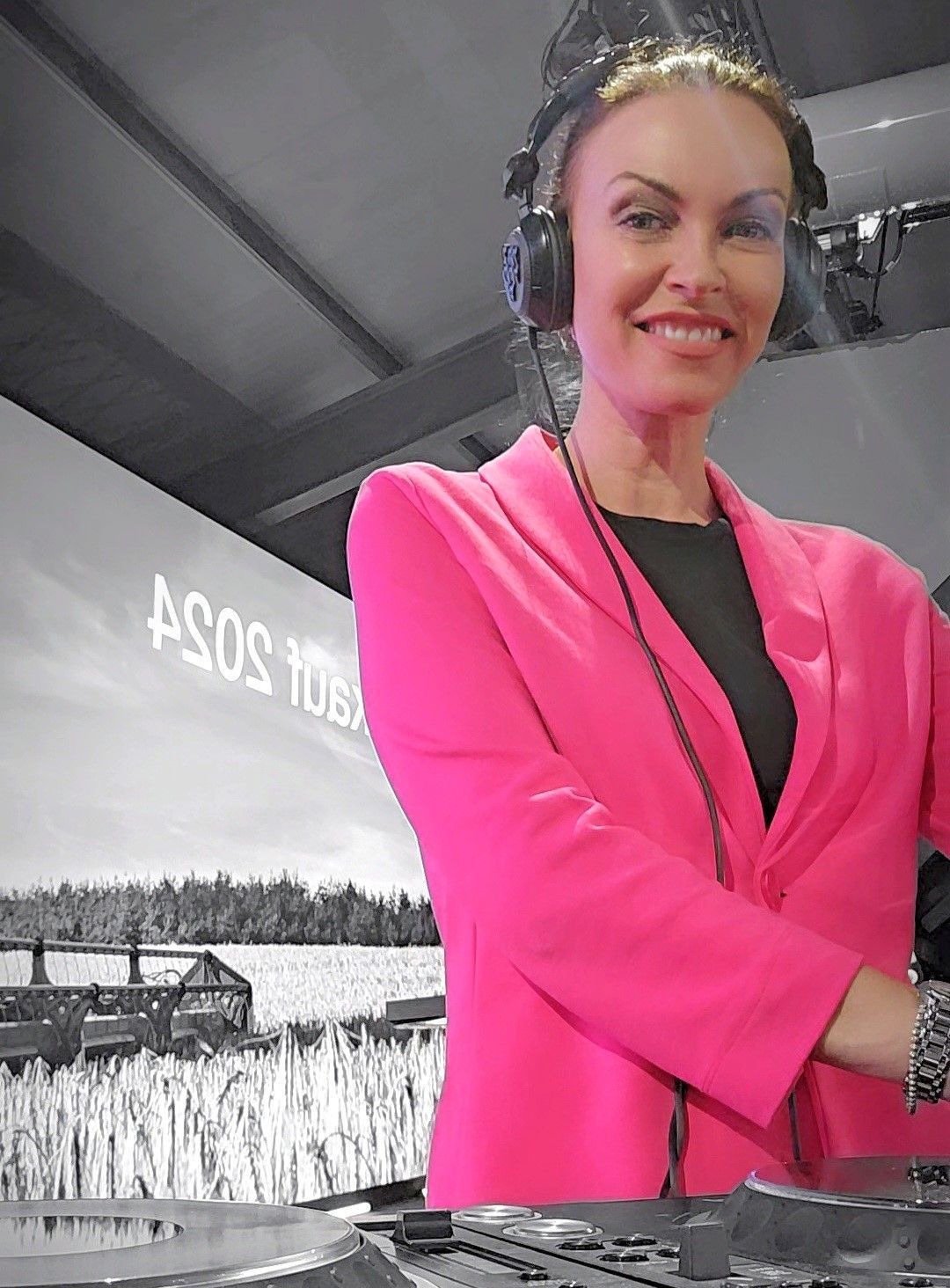 DJane Alegra Cole ist eine DJane mit Top Referenzen aus der Industriebranche, Autobmobilbranche, Modebranche, Pharmabranche, Wirtschaftsbranche und Automobilindustrie. DJane Alegra Cole hat Top Referenzen und legt auf Firmenveranstaltungen, Messen, Weihnachtsfeiern, Festivals, Fachmessen, Product Launch Events, Store Events, Markteinführungen, Hotel Events, Weihnachtsfeiern und Modemessen auf. Sie tritt mit vielen Künstlern und Musikern wie Saxophonisten und Violonisten auf. DJane Alegra Cole legte bereits in Deutschland, Frankfreich, Österreich, der Schweiz, Spanien, Italien, den Niederlanden und in Belgien auf.